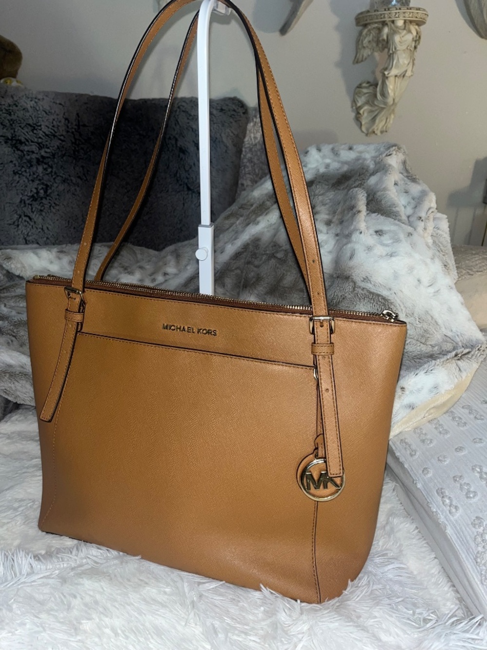Michael Kors Voyager Large Tote - Picture 5 of 11